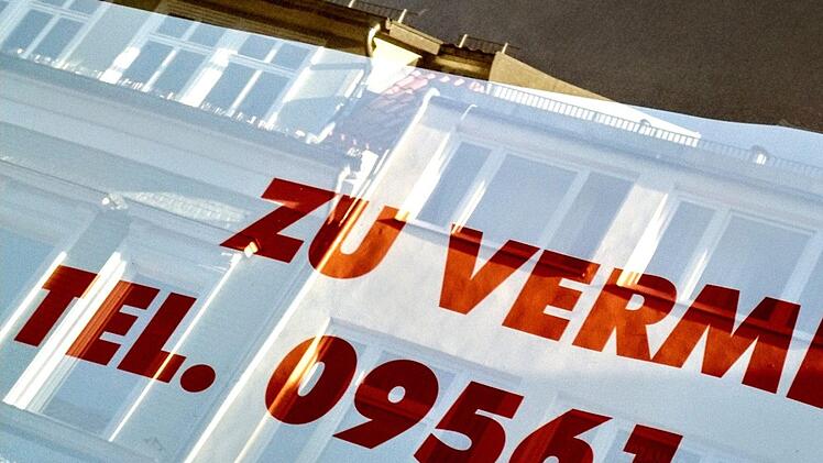 Zu vermieten: Solche Hinweise sind derzeit an vielen Immobilien in der Coburger Altstadt zu entdecken.Foto: Jochen Berger