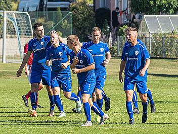 Die drei Punkte gegen den FC Sand II sollen im Sportpark bleiben, so Spielertrainer Daniel May vom FC 06 Bad Kissingen, rechts im Bild im Spiel im September bei der DJK Dampfach. Foto: Archiv/Rene Ruprecht