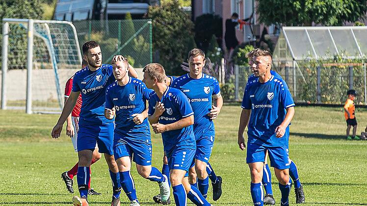Die drei Punkte gegen den FC Sand II sollen im Sportpark bleiben, so Spielertrainer Daniel May vom FC 06 Bad Kissingen, rechts im Bild im Spiel im September bei der DJK Dampfach. Foto: Archiv/Rene Ruprecht