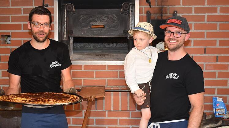 André Warmuth (links) und Christian Lomb (rechts) backen den frischen Plootz: Maximilian freut sich auf das Ergebnis.