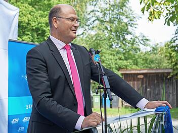 Finanzminister Albert Füracker befasste sich im Garten des „Kosbacher Stadls“ auch mit dem Länderfinanzausgleich.