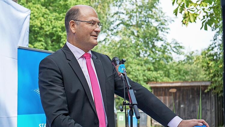 Finanzminister Albert Füracker befasste sich im Garten des „Kosbacher Stadls“ auch mit dem Länderfinanzausgleich.