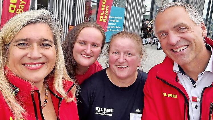 Landtagsabgeordnete Melanie Huml (links) freut sich über den DLRG-Besuch aus ihrer Heimat.
