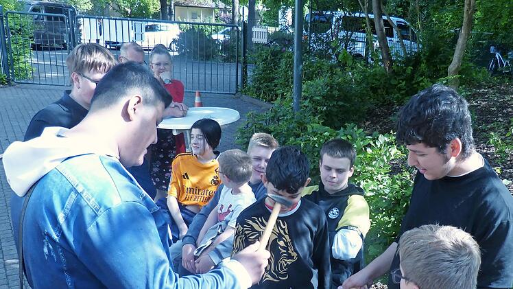 Viel Spa&szlig; hatte die Kinder beim Sommerfest der Saaletal-Schule Bad Kissingen auch beim Wettnageln an einem von der Firma Holzbau Zink gesponserten Holzklotz.