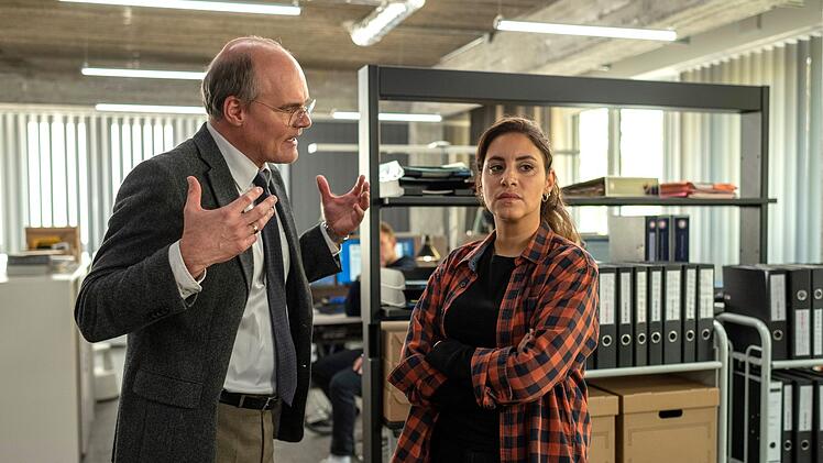 Mila Sahin (Almila Bagriacik) Chef Iwersen (Yorck Dippe) kommen mit der Art des Gegen&uuml;bers nur schwer klar.