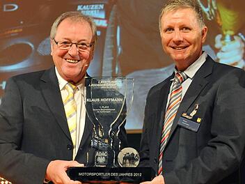 Leistung und Leidenschaft, diese Attribute auf dem Pokal treffen auf den Kitzinger Klaus Hoffmann (rechts) zu. Ihn zeichnete der ADAC Nordbayern als Motorsportler des Jahres 2012 aus (links Hans Lang, Vorstandsmitglied Jugend und Sport des ADAC Nordbayern.). Foto: ADAC Nordbayern