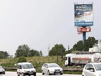 In einigen Bundesländern gibt es riesige Werbepylone an Autobahnen. Eine solche Werbeanlage, auf der allerdings für mehrere Firmen geworben werden soll, möchte Michél Modrow an der A9 bei Himmelkron errichten. Symbolbild: privat