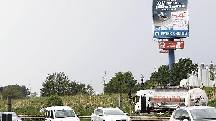 In einigen Bundesländern gibt es riesige Werbepylone an Autobahnen. Eine solche Werbeanlage, auf der allerdings für mehrere Firmen geworben werden soll, möchte Michél Modrow an der A9 bei Himmelkron errichten. Symbolbild: privat