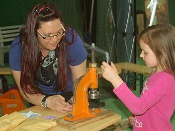 38 Nele Fügner gestaltet Buttons am Stand der Ejott unter der Anleitung von Petra Fenski . Foto: Gabi Arnold