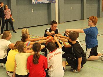 Das Gemeinschaftserlebnis als Teamplayer im Basketball erlebten die Eltmanner Realschüler beim Schlachtruf. Im Hintergrund stehen Jugendkoordinator Sebastian Böhnlein und Sportlehrerin Gudrun Gasiew.  Foto: gg