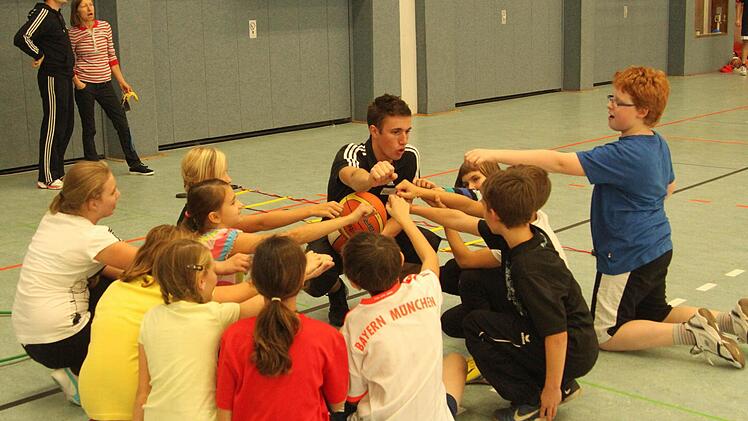 Das Gemeinschaftserlebnis als Teamplayer im Basketball erlebten die Eltmanner Realschüler beim Schlachtruf. Im Hintergrund stehen Jugendkoordinator Sebastian Böhnlein und Sportlehrerin Gudrun Gasiew.  Foto: gg