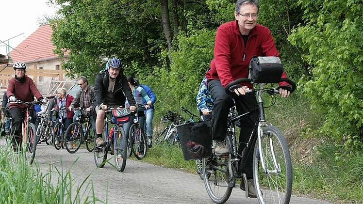 Wolfgang Schenker, der Kreisvorsitzende des Bund Naturschutz (rechts), und Markus Ruckdeschel von der Energieagentur Nordbayern mit einem Teil der Gruppe beim Verlassen der Eichmühle. Foto: privat