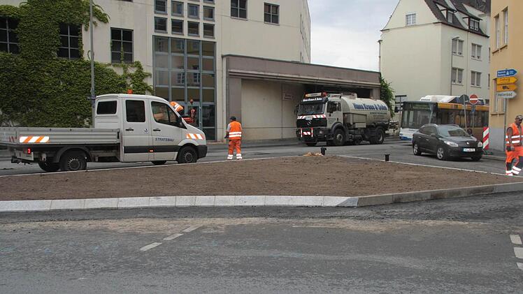 Die neue Verkehrsinsel ist so gut wie fertig.