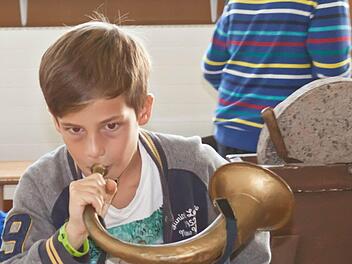 Schüler der Klassen 4b und 4c der Coburger Jean-Paul-Schule proben für ihren Auftritt am Samstag im Landestheater.Foto: Jochen Berger