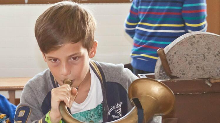 Schüler der Klassen 4b und 4c der Coburger Jean-Paul-Schule proben für ihren Auftritt am Samstag im Landestheater.Foto: Jochen Berger