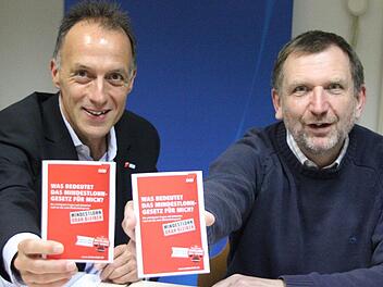 Mathias Eckardt (links) und Eckhard Schneider mit dem Flyer, der über den Mindestlohn informiert.  Foto: Friedwald Schedel