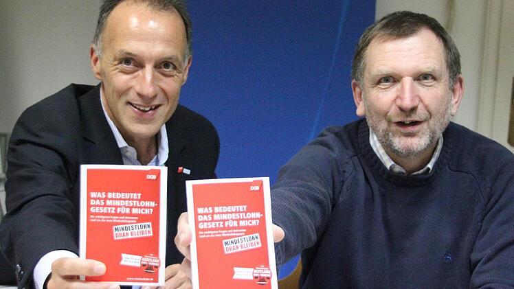 Mathias Eckardt (links) und Eckhard Schneider mit dem Flyer, der über den Mindestlohn informiert.  Foto: Friedwald Schedel