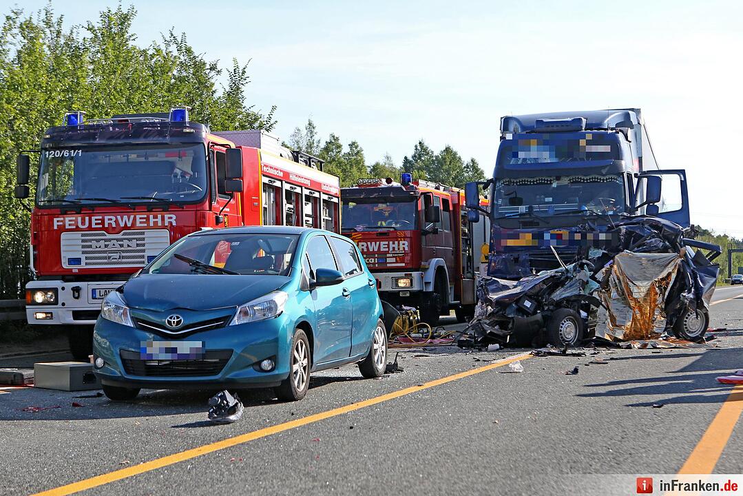 Lkw rast in Stauende - Eine Tote, sieben Verletzte