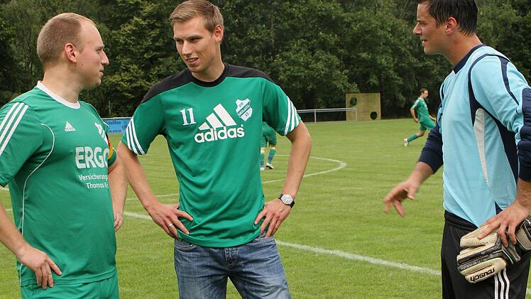 Letzte Anweisungen vor dem Spiel von Trainer Florian Muckelbauer (Mitte) an seinen Kapitän Thorsten Ammon (links) und Torwart Markus Geier (rechts)
