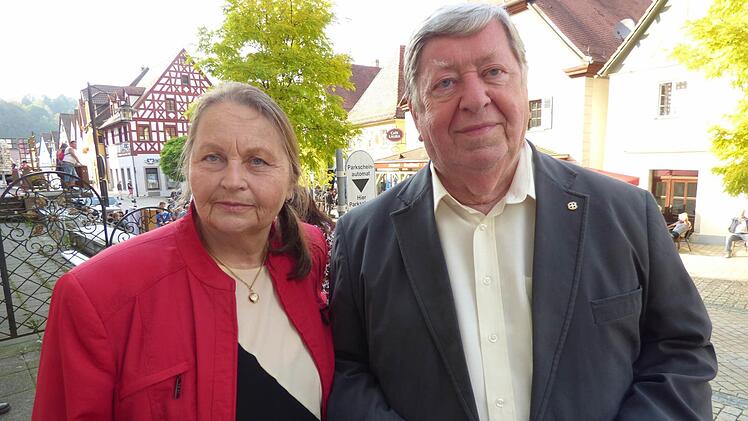 Friederike und Klaus Köstner aus Kulmbach mimen protestierende Dorfbewohner. Foto: Thomas Weichert