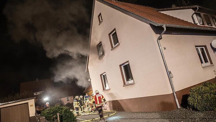 Mit vereinten Kräften gelang es den Feuerwehren Lanzendorf, Himmelkron und Gefrees das Haus in der Lindenstraße zu retten.  Foto: Alexander Muck