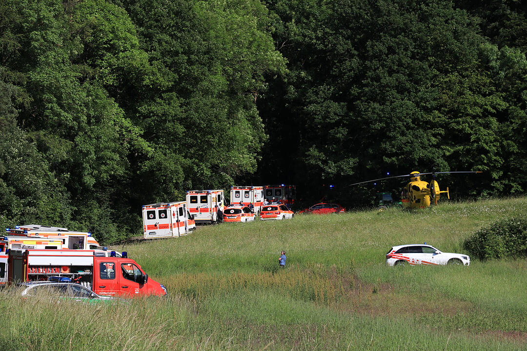 Traktor kippt bei Falkenberg um - 13 Verletzte