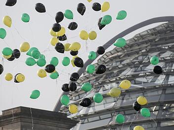 Luftballons in den Jamaika-Farben fliegen in Berlin neben dem Reichstag gegen&uuml;ber der Parlamentarischen Gesellschaft. Symbolfoto: Michael Kappeler/dpa
