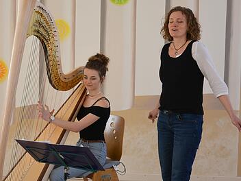 Zu einem zauberhaften Mitmachkonzert ist am Samstag in das Haus erLebenskunst nach Ramsthal eingeladen. Annette Rosenberger wird dabei eigene Lieder vorstellen, die Besucher sind aber auch zum Mitsingen eingeladen. Begleitet wird sie von ihrer Tochter Sinja auf der Harfe. Björn Hein