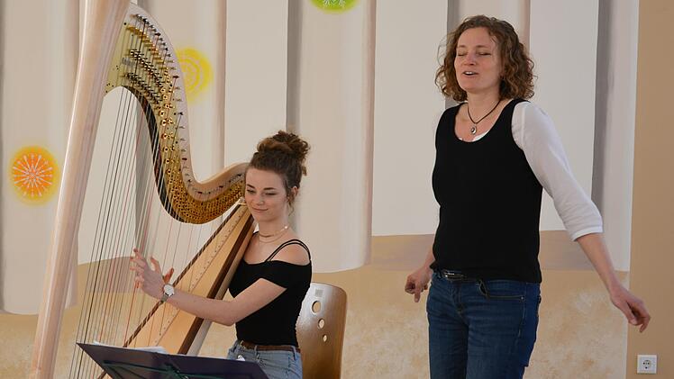 Zu einem zauberhaften Mitmachkonzert ist am Samstag in das Haus erLebenskunst nach Ramsthal eingeladen. Annette Rosenberger wird dabei eigene Lieder vorstellen, die Besucher sind aber auch zum Mitsingen eingeladen. Begleitet wird sie von ihrer Tochter Sinja auf der Harfe. Björn Hein