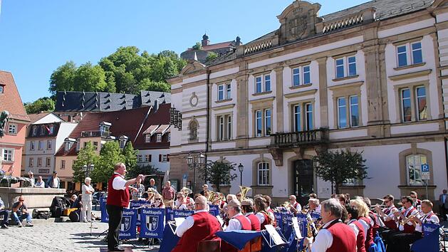 Blasmusik auf dem Markplatz, präsentiert von der Stadtkapelle Kulmbach unter der Leitung von Thomas Besand.Foto: Katrin Geyer