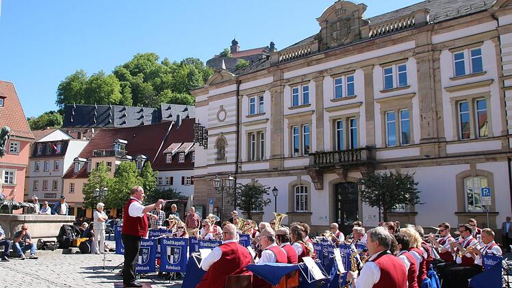 Blasmusik auf dem Markplatz, präsentiert von der Stadtkapelle Kulmbach unter der Leitung von Thomas Besand.Foto: Katrin Geyer