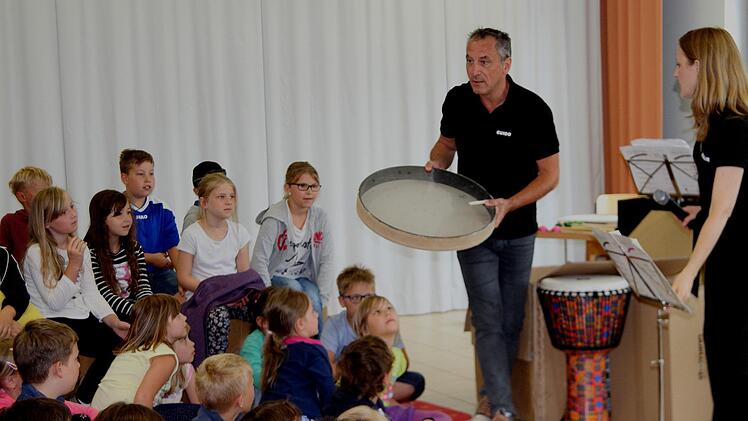 Natalie Schwaabe und Markus Marggrander (von rechts) bei der Vorstellung der "Regenmacher-Trommel" und der "Djemp-Trommel".Günther Geiling