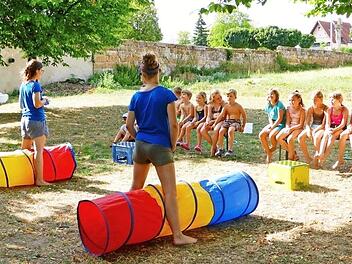 Gerade richtig in der Sommerhitze gelegen kam das diesjährige Thema des Spielmobils von Chapeau Claque. Alle lustigen Wettspiele hatten mit Wasser zu tun.   Foto: p