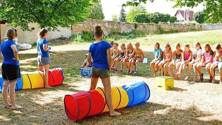 Gerade richtig in der Sommerhitze gelegen kam das diesjährige Thema des Spielmobils von Chapeau Claque. Alle lustigen Wettspiele hatten mit Wasser zu tun.   Foto: p