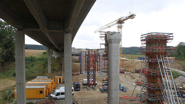 Die Br&uuml;ckenbauten sind erst der Anfang. Weil der Hang unterhalb der A 70 zwischen Thurnau und Neudrossenfeld im letzten Jahr 30 Zentimeter gerutscht ist, muss die gesamte Trasse verlegt werden.Foto: Sonny Adam