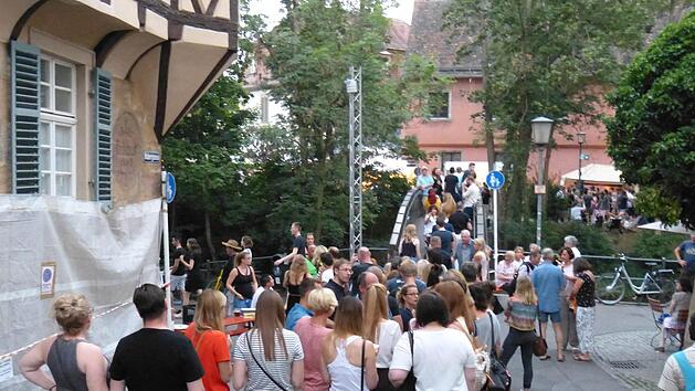 An zwei regnerischen Tagen und am gl&uuml;hend hei&szlig;en Samstagnachmittag herrschte g&auml;hnende Leere beim Canalissimo 2019. Am Samstagabend mussten die Besucher dann am Eingang warten, weil nur maximal 1800 Menschen gleichzeitig auf dem Fest sein durften.  Foto: Julian Megerle/Archiv
