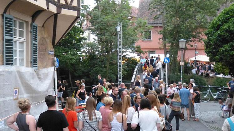 An zwei regnerischen Tagen und am glühend heißen Samstagnachmittag herrschte gähnende Leere beim Canalissimo 2019. Am Samstagabend mussten die Besucher dann am Eingang warten, weil nur maximal 1800 Menschen gleichzeitig auf dem Fest sein durften.  Foto: Julian Megerle/Archiv