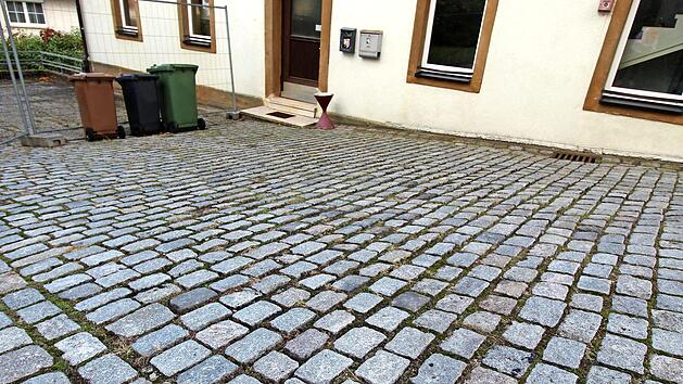 Momentan alles andere als behindertenfreundlich: das Kopfsteinpflaster vor dem Geracher Rathaus  Foto: Adelheid Waschka
