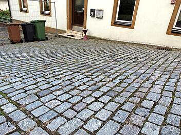 Momentan alles andere als behindertenfreundlich: das Kopfsteinpflaster vor dem Geracher Rathaus  Foto: Adelheid Waschka