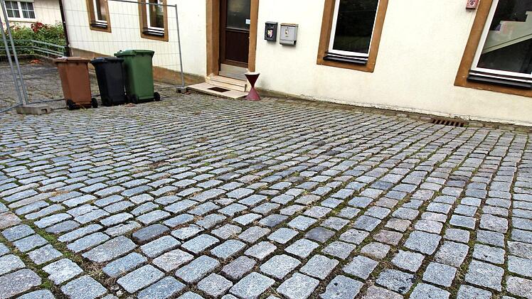 Momentan alles andere als behindertenfreundlich: das Kopfsteinpflaster vor dem Geracher Rathaus  Foto: Adelheid Waschka