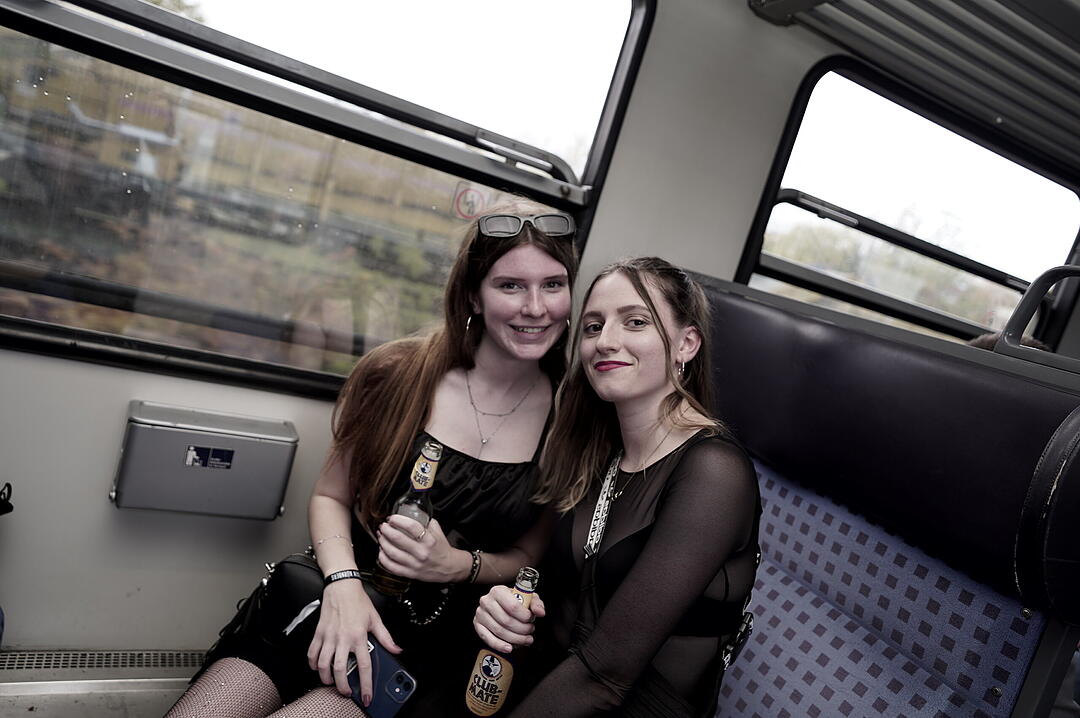 Party im Zug - Raver*innen tanzen zu Techno-Beats