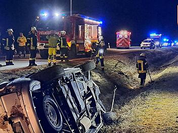 Unfall in Heßdorf: Auto überschlägt sich mehrfach, Fahrer schwer verletzt