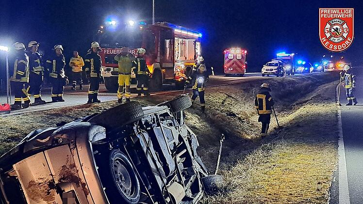 Unfall in Heßdorf: Auto überschlägt sich mehrfach, Fahrer schwer verletzt