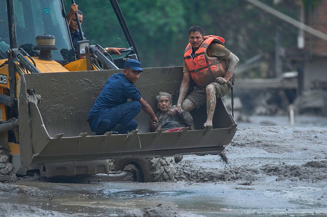 Sturzflut an Grenze zwischen China und Nepal