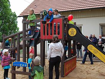 jede Menge los war gleich nach der Einweihungsfeier auf dem neuen Spielplatz des Kindergartens Oberthulba.  Foto: Günther Straub