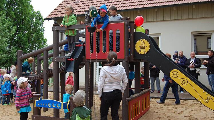 jede Menge los war gleich nach der Einweihungsfeier auf dem neuen Spielplatz des Kindergartens Oberthulba.  Foto: Günther Straub