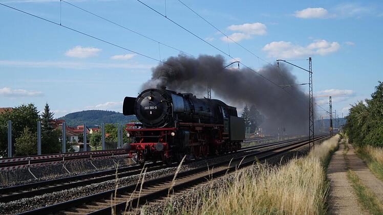 Eine Dampflok auf der bestehenden Eisenbahntrasse bei Ebensfeld Foto: Matthias Höher