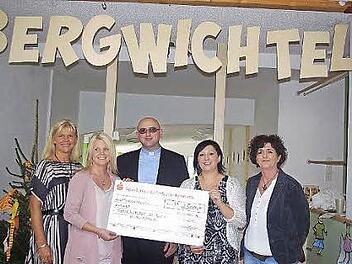 Von links Bürgermeisterin Susanne Grebner, Krippen-Leiterin Christina Mantey, Pfarrer Sven Raube, Elternbeirats-Vorsitzende Maria Geistdörfer und Kita-Leiterin Johanna Höfner Foto: Heike Schülein