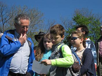 Geduldig beantwortete Roland Lenhart (links) die Fragen der Kinder. Mit von der Partie war auch Karl Beudert (rechts). Foto: Sabine Scheuble