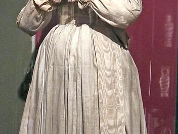 Die "Betende" ist die wohl älteste Votivpuppe im Wallfahrtsmuseum Gößweinstein. Sie hat eine Echthaarperücke und ist die einzige Puppe mit einem geflochtenem Zopf und gefalteten Händen. Gefunden wurde sie im Kirchturm hinter dem alten Uhrwerk.  Foto: Josef Hofbauer